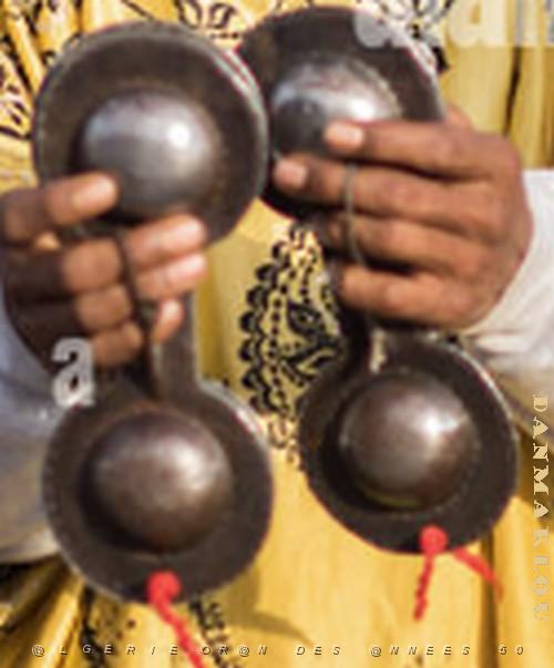 INSTRUMENTS 1 KRAKEB GENRE DE CASTAGNETTES METALLIQUES.jpg